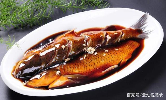 西湖醋魚和魯菜的糖醋鯉魚不同,不需要經過油炸,用草魚水煮過後,澆上